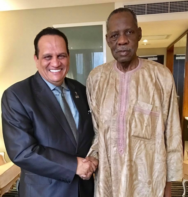 Le Président de l&#039;UCSA Ahmed Nasser remercie Issa Hayatou le Président de la CAF